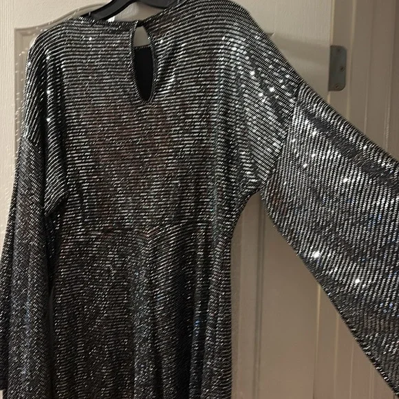 Boohoo NWT Sequin Extreme Flare Sleeve Playsuit Silver size 10 - Picture 6 of 6